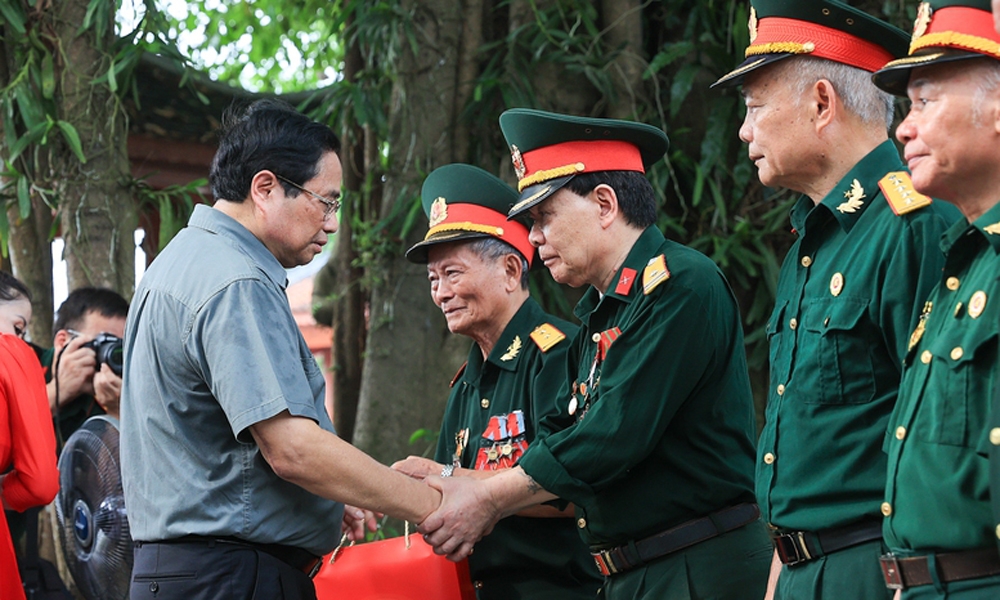 Thủ tướng tưởng niệm các anh hùng liệt sỹ và tặng quà gia đình chính sách tại Thái Nguyên