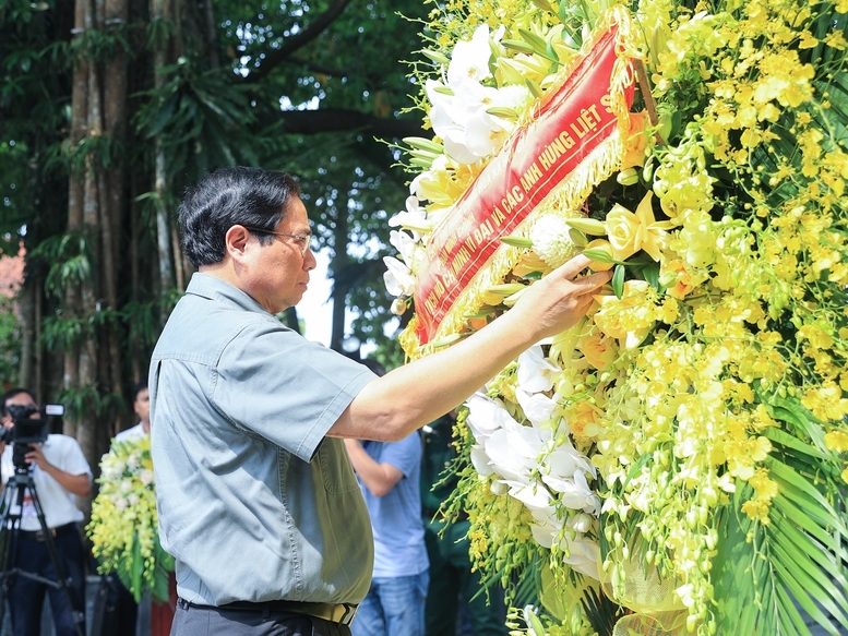 Thủ tướng tưởng niệm các Anh hùng liệt sĩ và tặng quà gia đình chính sách tại Thái Nguyên