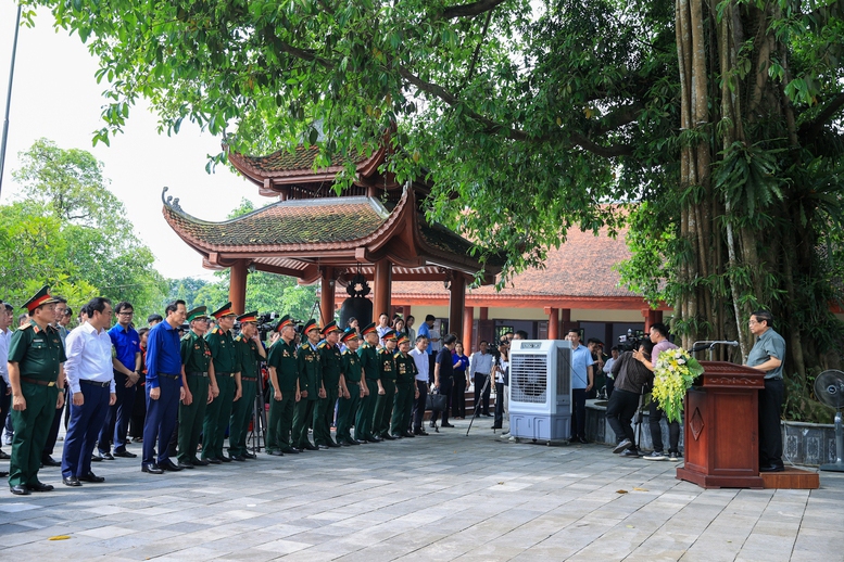 Thủ tướng tưởng niệm các Anh hùng liệt sĩ và tặng quà gia đình chính sách tại Thái Nguyên