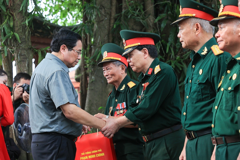 Thủ tướng tưởng niệm các Anh hùng liệt sĩ và tặng quà gia đình chính sách tại Thái Nguyên