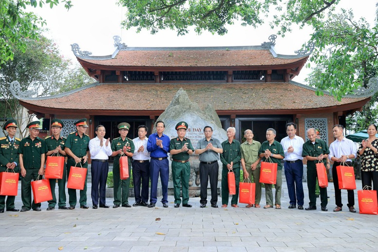 Thủ tướng tưởng niệm các Anh hùng liệt sĩ và tặng quà gia đình chính sách tại Thái Nguyên