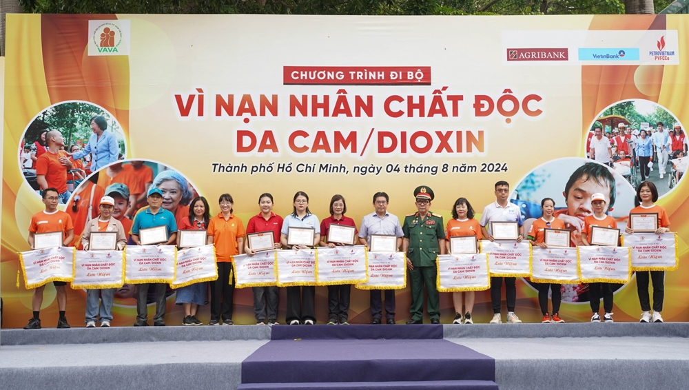 Ngân hàng Agribank, VietinBank cùng hơn 5.000 người tham gia đi bộ “Vì nạn nhân chất độc da cam/dioxin” năm 2024