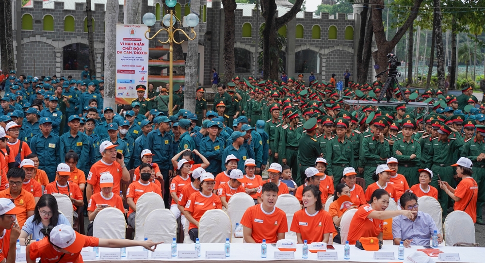 Ngân hàng Agribank, VietinBank cùng hơn 5.000 người tham gia đi bộ “Vì nạn nhân chất độc da cam/dioxin” năm 2024