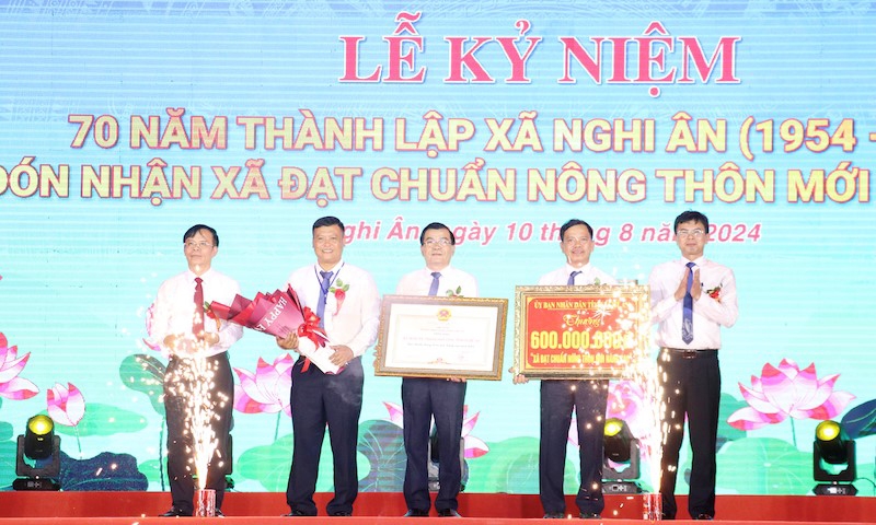 Thành phố Vinh (Nghệ An): Xã Nghi Ân đón Bằng công nhận xã đạt chuẩn nông thôn mới nâng cao