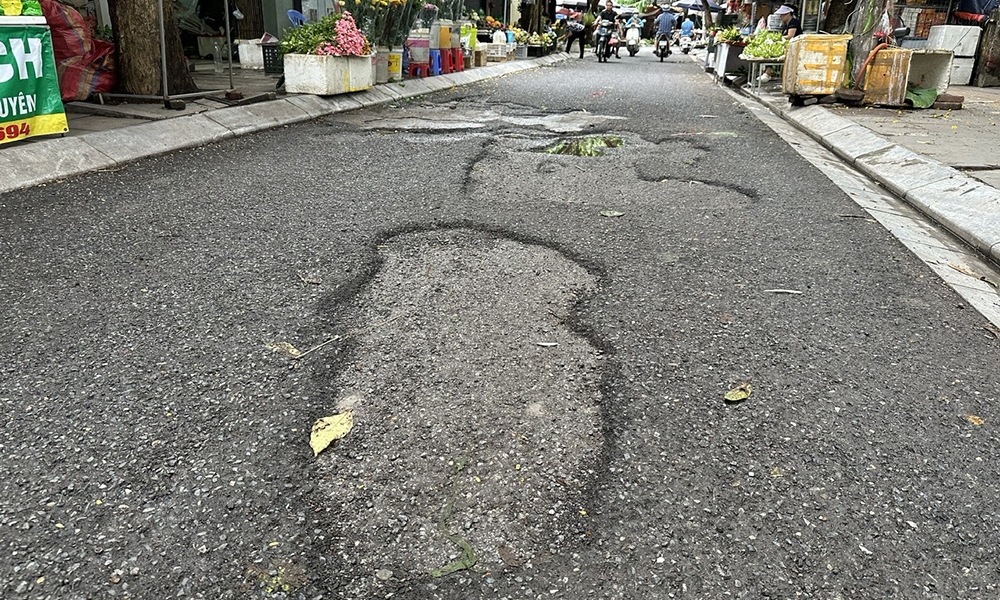 Cầu Giấy (Hà Nội): “Ngán ngẩm” với những con đường xuống cấp