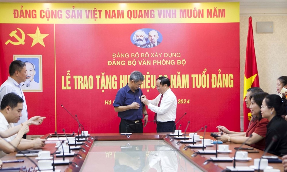 Đảng bộ Văn phòng Bộ Xây dựng trao tặng Huy hiệu 30 năm tuổi Đảng cho đồng chí Tạ Huy Hoàng