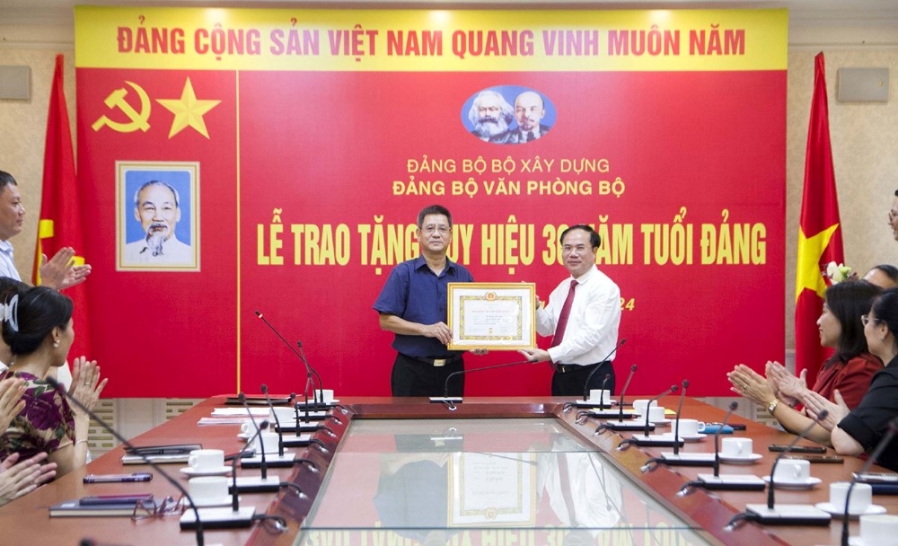 Đảng bộ Văn phòng Bộ Xây dựng trao tặng Huy hiệu 30 năm tuổi Đảng cho đồng chí Tạ Huy Hoàng