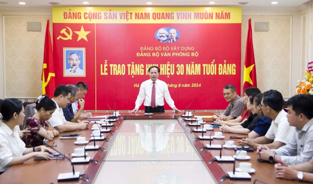 Đảng bộ Văn phòng Bộ Xây dựng trao tặng Huy hiệu 30 năm tuổi Đảng cho đồng chí Tạ Huy Hoàng