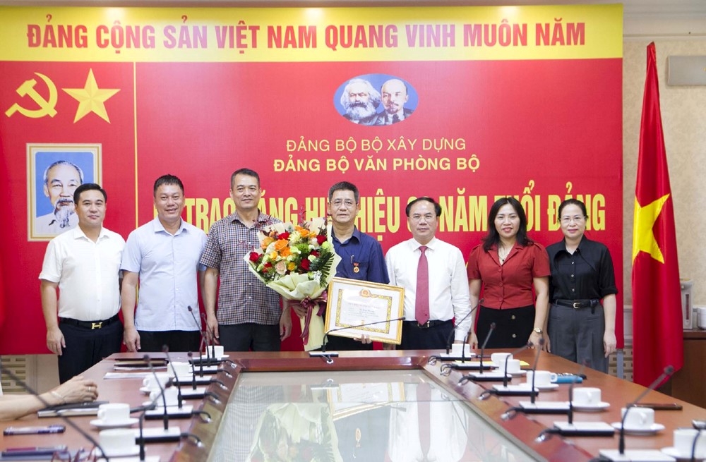 Đảng bộ Văn phòng Bộ Xây dựng trao tặng Huy hiệu 30 năm tuổi Đảng cho đồng chí Tạ Huy Hoàng