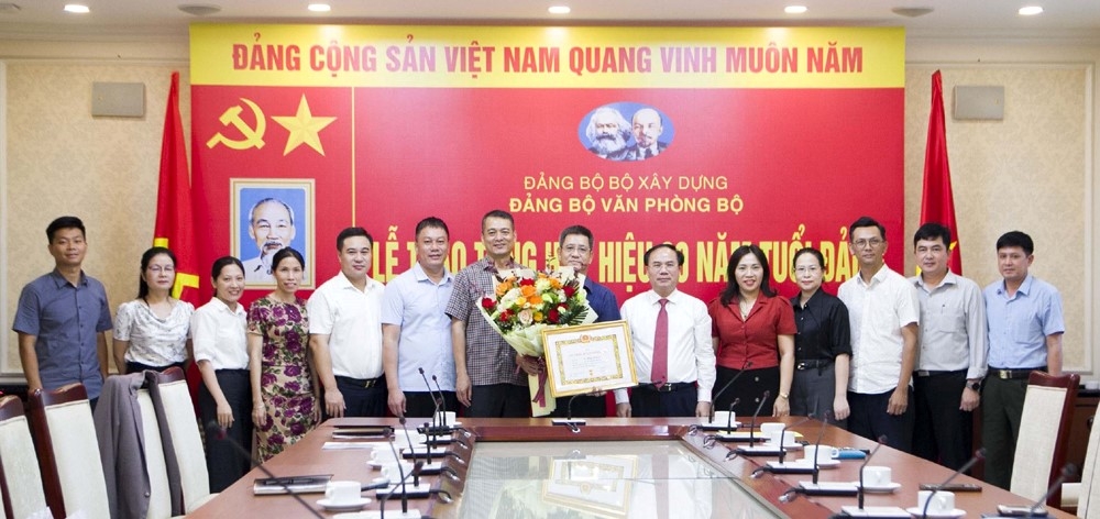 Đảng bộ Văn phòng Bộ Xây dựng trao tặng Huy hiệu 30 năm tuổi Đảng cho đồng chí Tạ Huy Hoàng