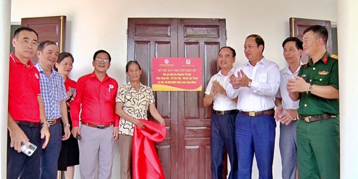 Lập Thạch (Vĩnh Phúc): Trao nhà chữ thập đỏ cho hộ nghèo ở xã Vân Trục