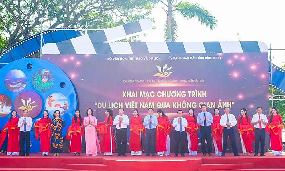 Khai mạc “Du lịch Việt Nam qua không gian ảnh” tại Bình Định