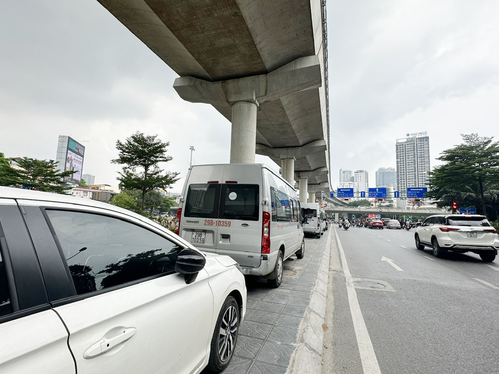 Hàng loạt bãi xe trái phép “mọc” lên tại tuyến Metro Nhổn - Ga Hà Nội