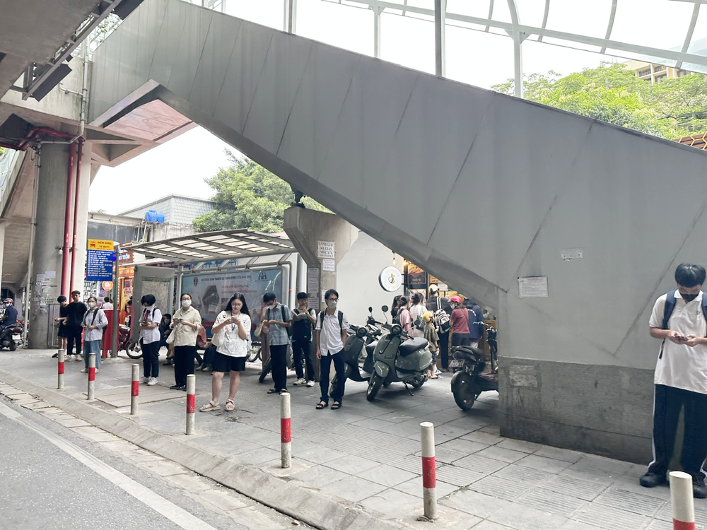 Hàng loạt bãi xe trái phép “mọc” lên tại tuyến Metro Nhổn - Ga Hà Nội