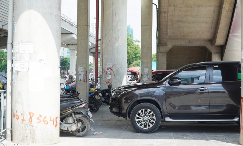 Hàng loạt bãi xe trái phép “mọc” lên tại tuyến Metro Nhổn - Ga Hà Nội