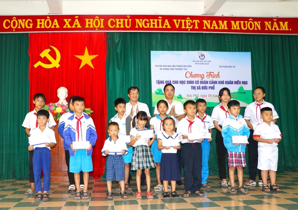 Những người làm Báo trao quà cho học sinh Quảng Ngãi có hoàn cảnh khó khăn