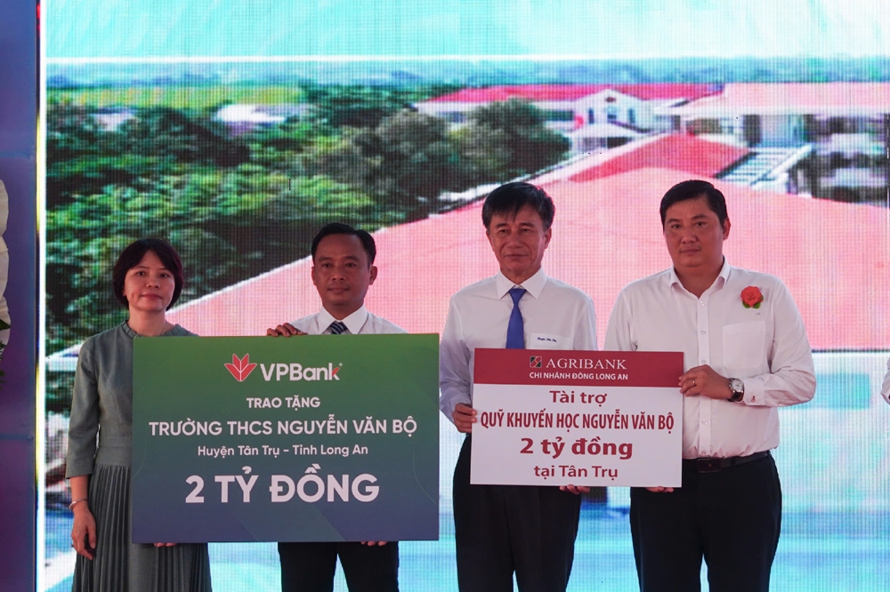 Agribank Chi nhánh Đông Long An: Tài trợ 2 tỷ đồng cho Quỹ khuyến học Nguyễn Văn Bộ