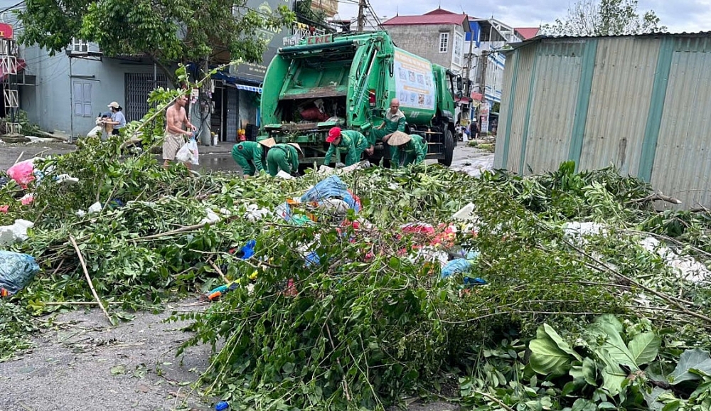 Công ty TNHH MTV Môi trường đô thị Hải Phòng: Tập trung khắc phục bảo đảm giao thông sau bão Yagi