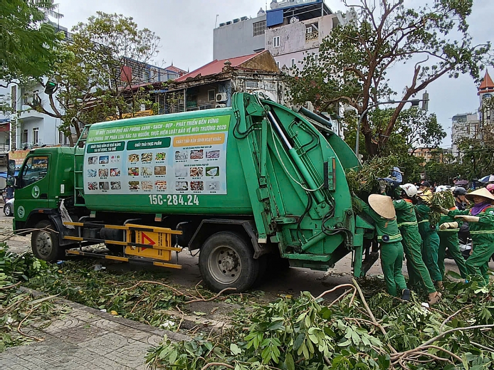 Công ty TNHH MTV Môi trường đô thị Hải Phòng: Tập trung khắc phục bảo đảm giao thông sau bão Yagi