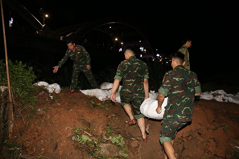 Nước sông Cầu dâng cao, Thái Nguyên chống lũ xuyên đêm