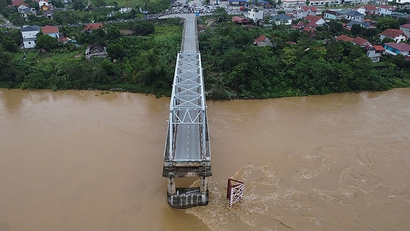 Phú Thọ: Cận cảnh cầu Phong Châu bị sập