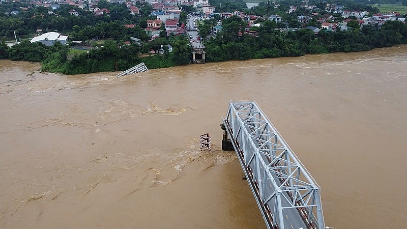 Phú Thọ: Cận cảnh cầu Phong Châu bị sập