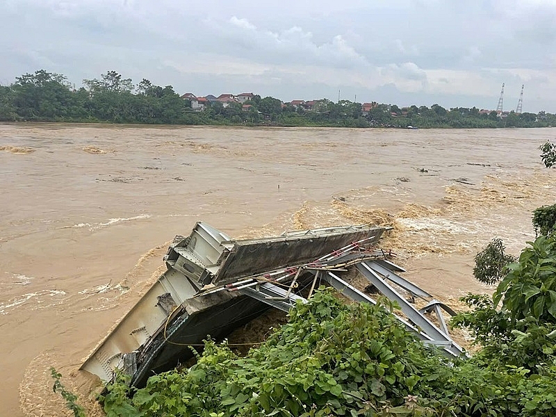 Phú Thọ: Cận cảnh cầu Phong Châu bị sập