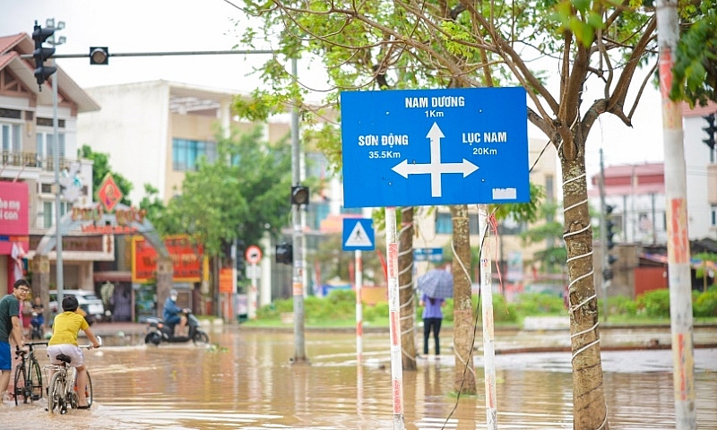 Lục Ngạn (Bắc Giang): Nhiều tuyến đường, khu dân cư ngập sâu trong nước lũ