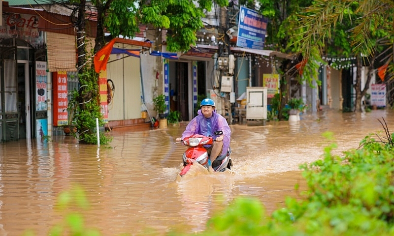 Lục Ngạn (Bắc Giang): Nhiều tuyến đường, khu dân cư ngập sâu trong nước lũ