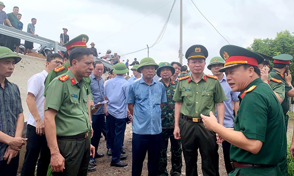 Phú Thọ: Chỉ đạo khẩn về khắc phục sự cố cầu Phong Châu và ứng phó với mưa lũ, sạt lở đất