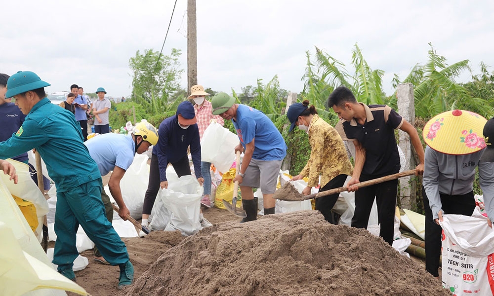 Bắc Ninh: Huy động toàn lực khắc phục sạt lở đê sau bão số 3