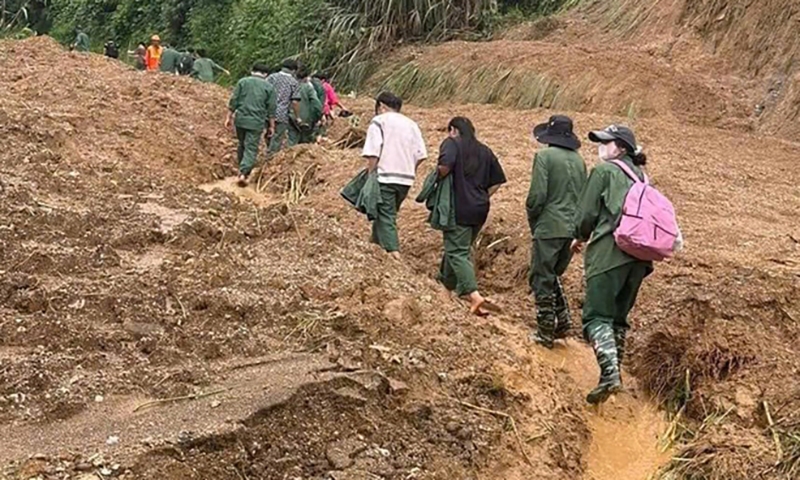 Gần 300 học sinh, sinh viên, giảng viên Trường Cao đẳng Lào Cai xung kích về vùng lũ