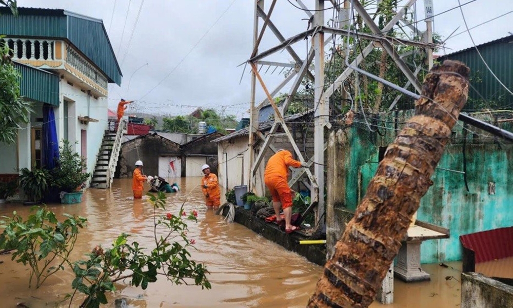 Điện lực Hà Tĩnh: Lên đường hỗ trợ khắc phục hậu quả bão số 3