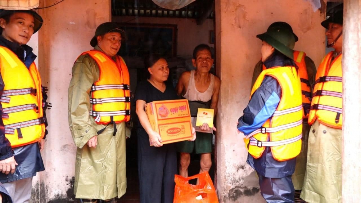 Thanh Oai (Hà Nội): Thăm hỏi, tặng quà, động viên các gia đình, lực lượng chứng năng làm nhiệm vụ sau mưa bão