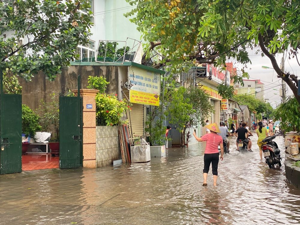 Long Biên (Hà Nội): Nhiều khu dân cư ngập trong biển nước