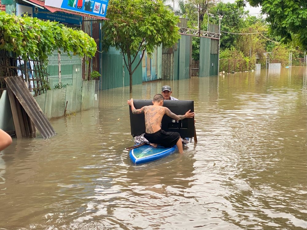 Long Biên (Hà Nội): Nhiều khu dân cư ngập trong biển nước