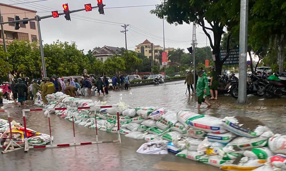 Hà Nam: Phân luồng giao thông tại các tuyến đường bị ngập