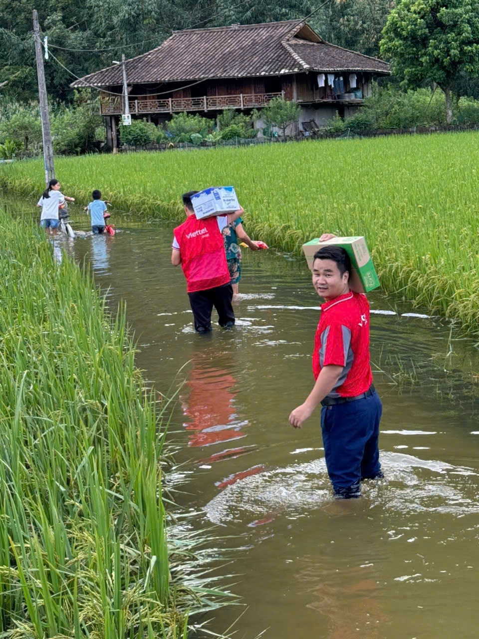 Viettel Post tích cực triển khai công tác cứu trợ vùng lũ