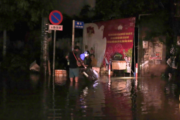 Tây Hồ (Hà Nội): Hàng trăm hộ dân Tứ Liên di dời đến nơi tránh lũ an toàn