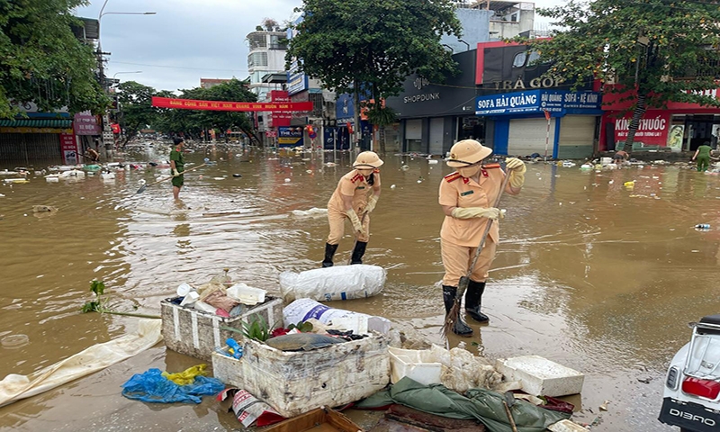 Tuyên Quang: Lực lượng Công an tham gia hỗ trợ người dân dọn dẹp sau lũ