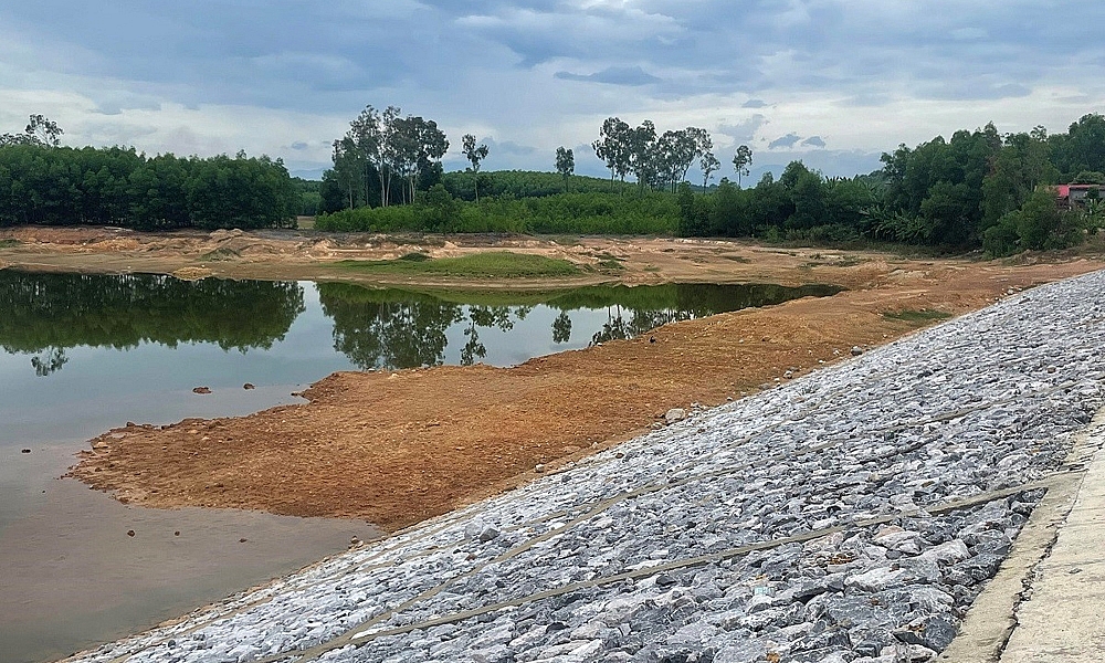 Lệ Thủy (Quảng Bình): Hồ Cổ Hụ vừa mới thi công xong đã xuất hiện nhiều vết nứt