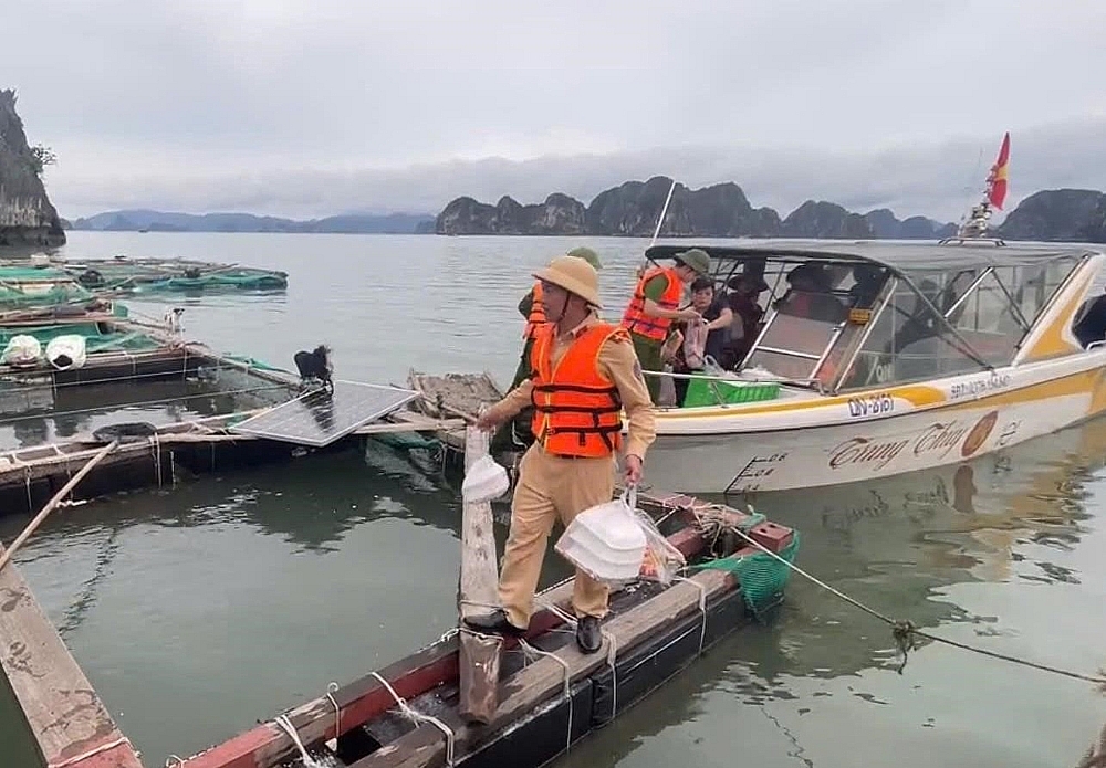 Tấm lòng từ thiện đến với Vân Đồn khắc phục thiên tai