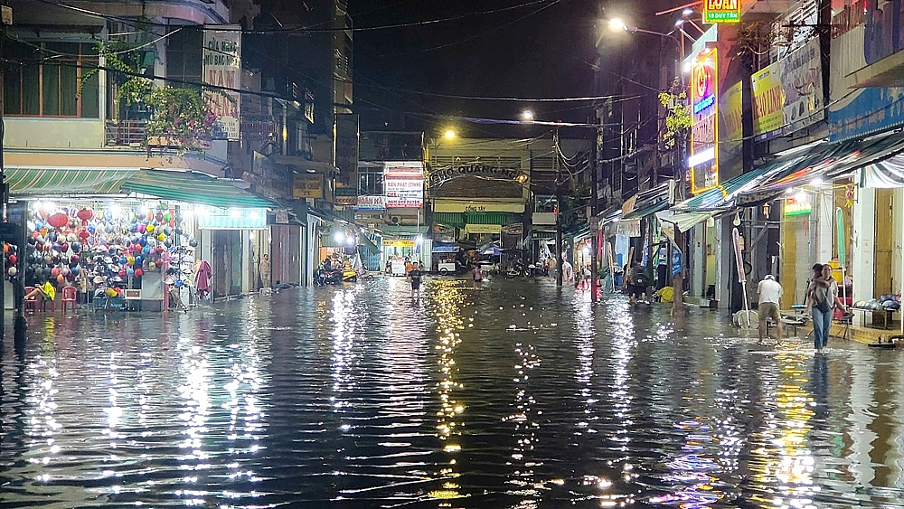 Một cơn mưa khiến dân quanh chợ Quảng Ngãi hốt hoảng