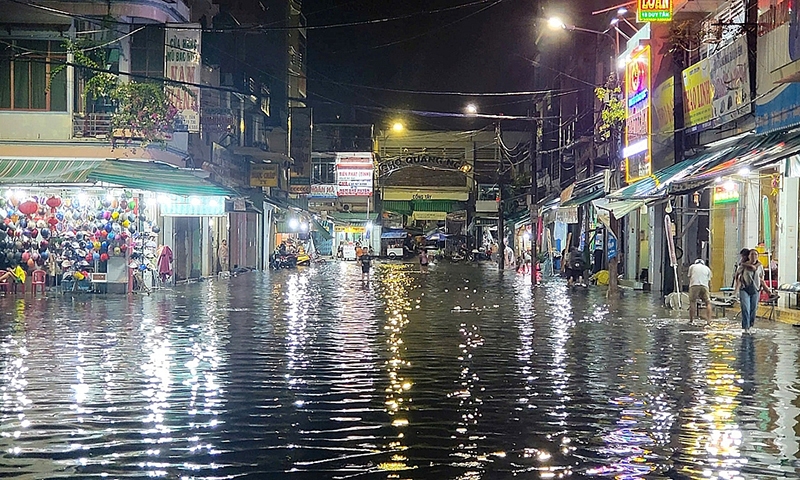 Một cơn mưa khiến dân quanh chợ Quảng Ngãi hốt hoảng