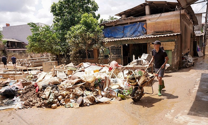 Yên Bái: Người dân vùng ngập lụt tất bật dọn dẹp, khôi phục lại cuộc sống