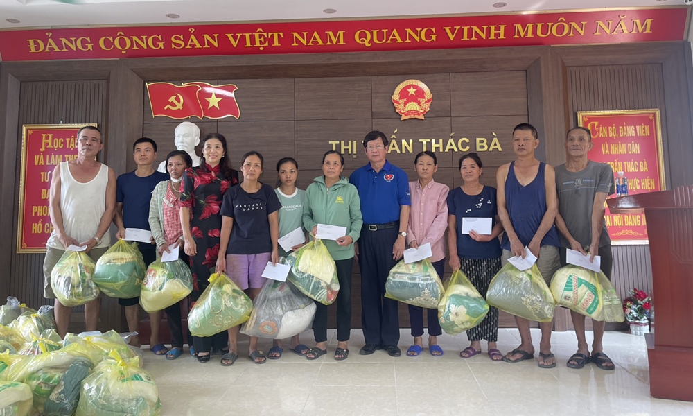 Yên Bái: Các nhà hảo tâm thăm, trao quà cho 100 hộ gia đình chịu ảnh hưởng của bão số 3