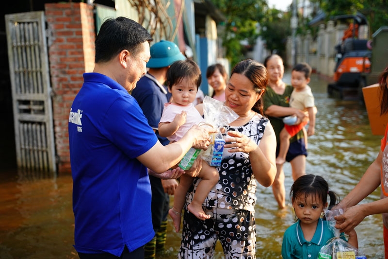 Vinamilk hỗ trợ cho nhiều hộ dân trong vùng ngập lụt kéo dài ở ngoại thành Hà Nội