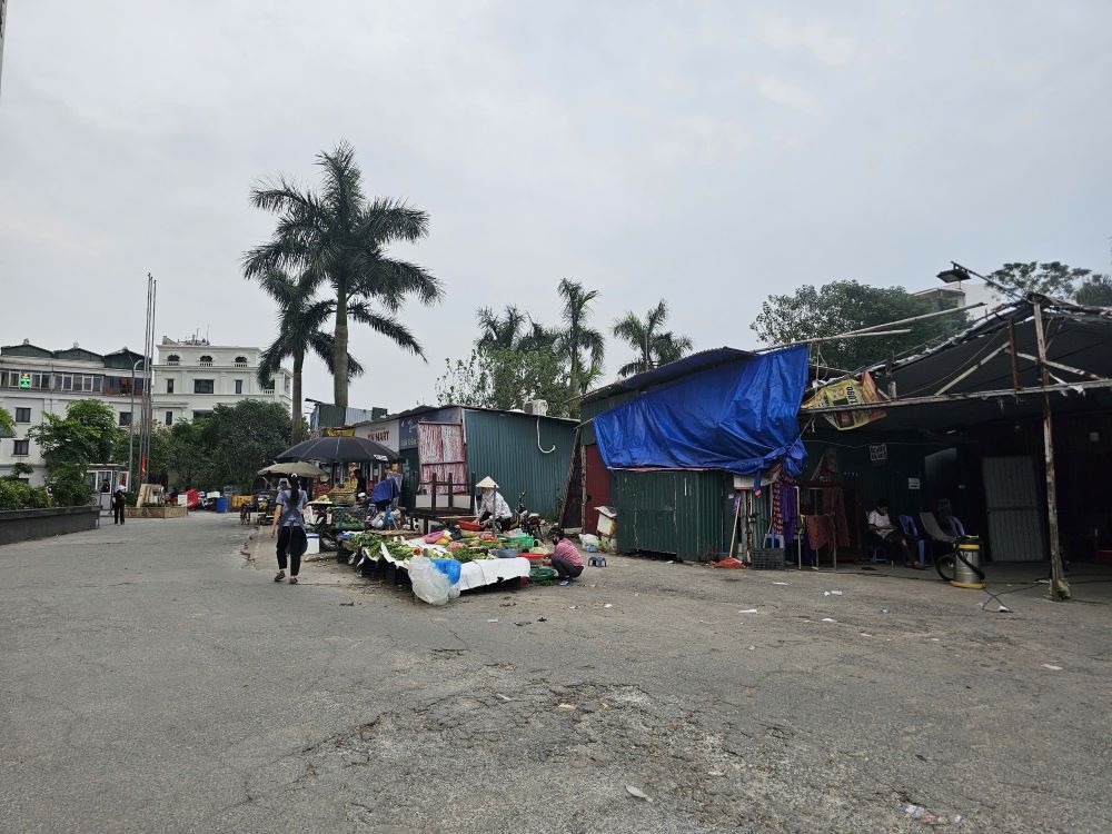 Hà Nội: Đường Nguyễn Văn Huyên kéo dài “mỏi mòn” chờ ngày cán đích