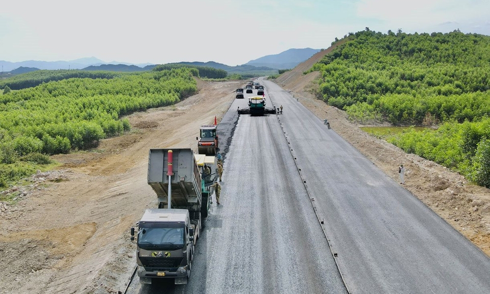 Triển khai cao điểm “500 ngày đêm thi đua hoàn thành 3.000km đường bộ cao tốc"