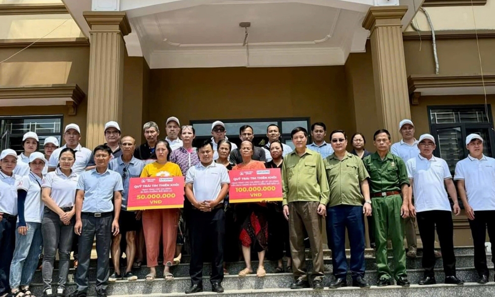 Báo Xây dựng thăm và tặng quà cho các đồng chí thương binh, gia đình chính sách bị ảnh hưởng bão lũ tại Yên Bái